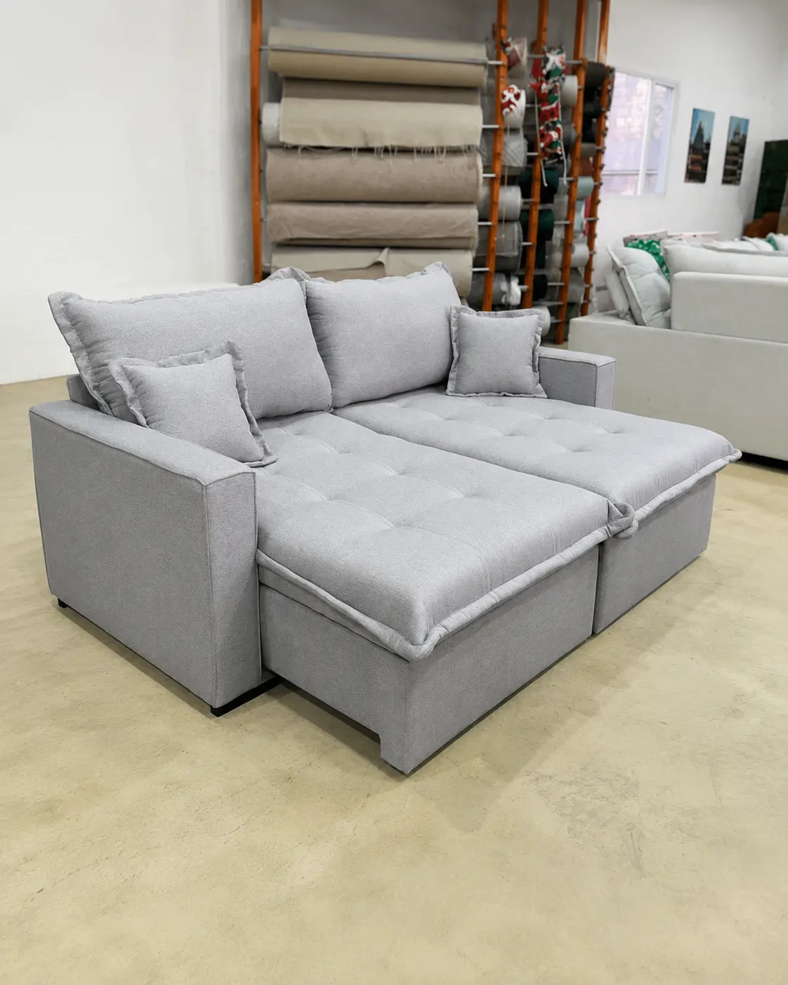 Sofá retrátil cinza premium em sala decorada — estofado artesanal Helite Estofados